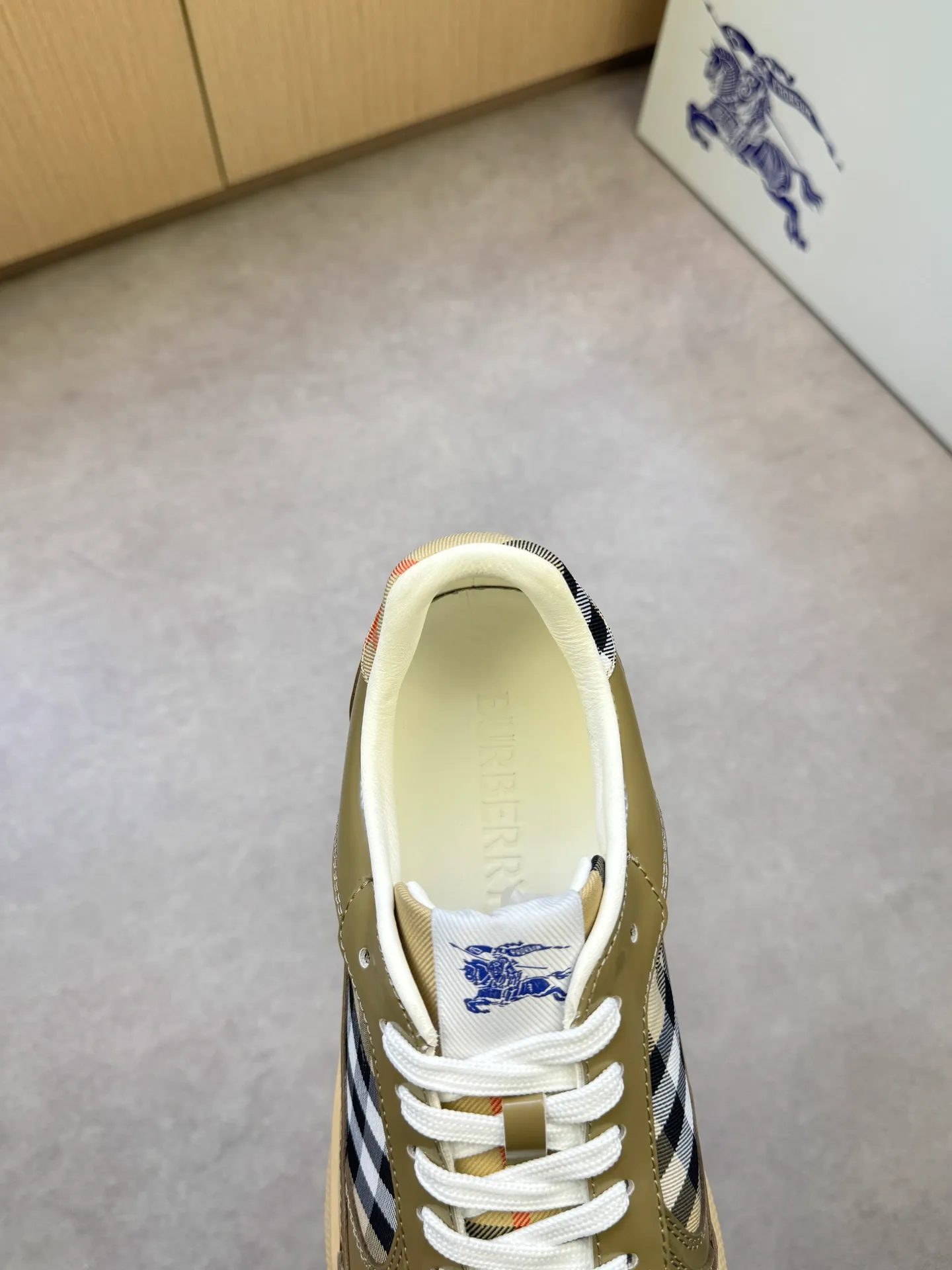 P400 [BURBERRY] Burberry casual sports sneakers - Upper: imported 🔝 open edge beaded calfskin, brand totem cloth, tongue brand cloth label - Inner: water-dyed cowhide - Outsole: ultra-light TPR rubber; two-color molded outsole - Super high quality control·Fine workmanship: highlighted (high-end, extravagance, grade) -Size: 38-44 (Male 45, can be customized)·BBR0372